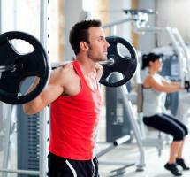 hombre con pesas en el gimnasio